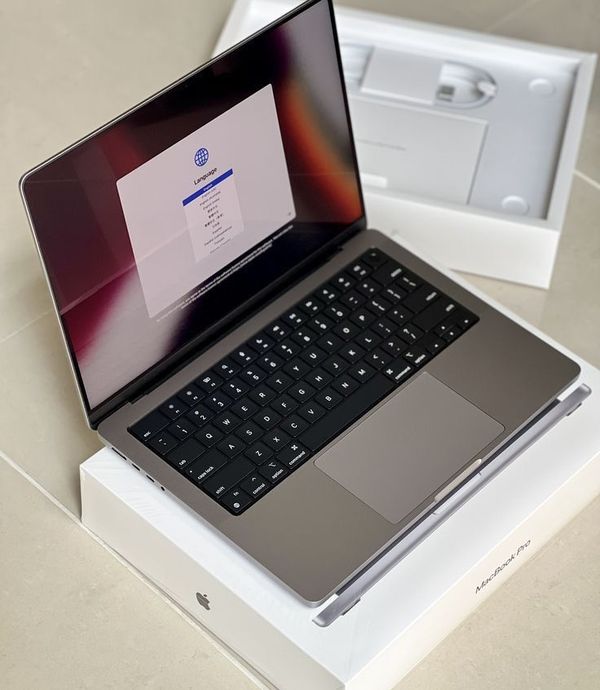 Apple MacBook Air m2 grey.jpeg
